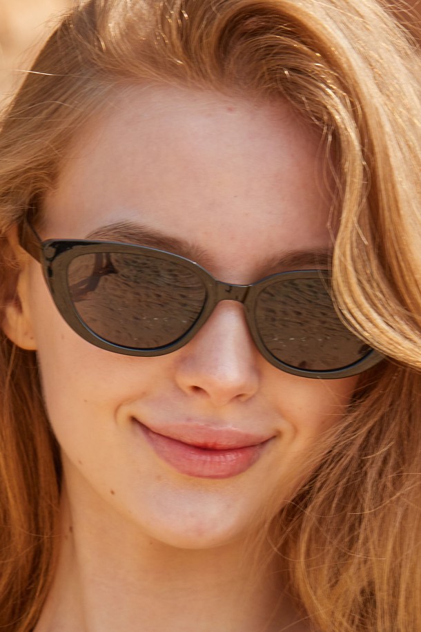 WOMEN 레이어드 뿔테 블랙 캣 자외선 차단 선글라스 [STRBK]는 빈티지하고 레트로한 무드를 연출하는 여성용 선글라스입니다. 아시안 핏 디자인으로 편안한 착용감을 제공하며, 레이어드 뿔테와 캣아이 스타일이 세련된 분위기를 더합니다. 데일리로 착용하기 좋은 트렌디한 디자인에 UV(자외선) 차단 기능까지 갖춰 실용적입니다.
