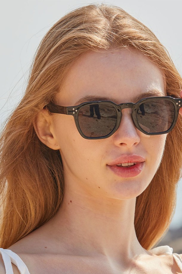 세련된 스타일을 완성하는 WOMEN 레이어드 뿔테 올블랙 다각 선글라스 [DGGAB]입니다. 빈티지, 레트로, 시크 무드를 담아 플라스틱 소재로 제작되었으며, 아시안핏 디자인으로 편안한 착용감을 제공합니다. 자외선 차단 기능과 트렌디한 디자인으로 일상, 페스티벌 등 다양한 상황에서 데일리하게 활용할 수 있는 아이템입니다.
