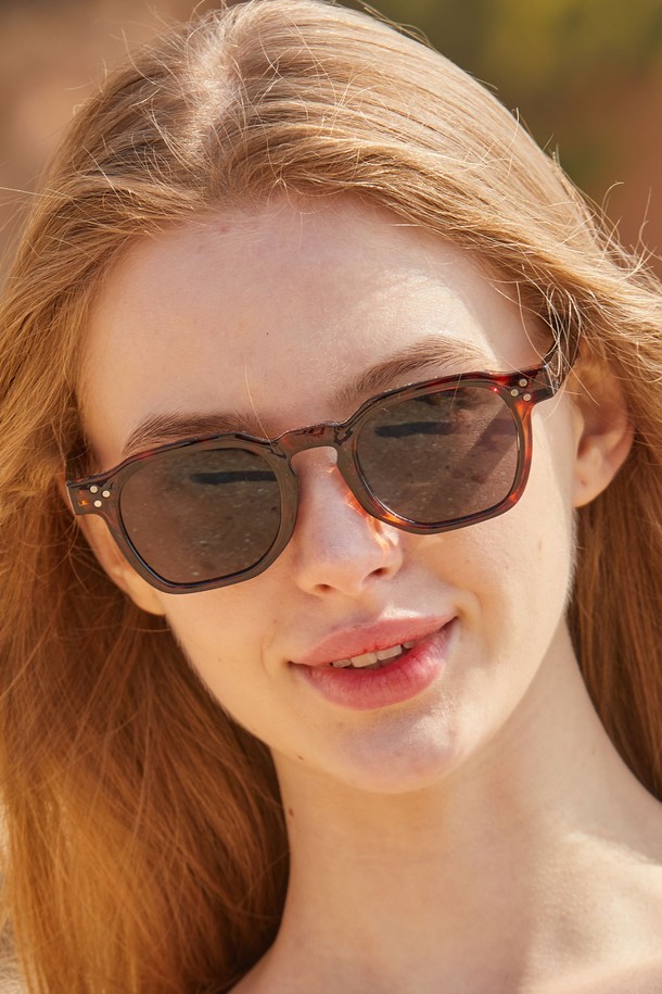 여성스러운 빈티지 무드를 연출하는 WOMEN 레이어드 뿔테 그라데이션 다각 선글라스입니다. 다크브라운 컬러의 뿔테와 그라데이션 렌즈의 조화가 세련된 디자인으로, 봄과 여름철 데일리 선글라스로 활용하기 좋습니다. 자외선(UV) 차단 기능으로 눈 건강을 보호하며, 아시안핏 디자인으로 편안한 착용감을 선사합니다.
