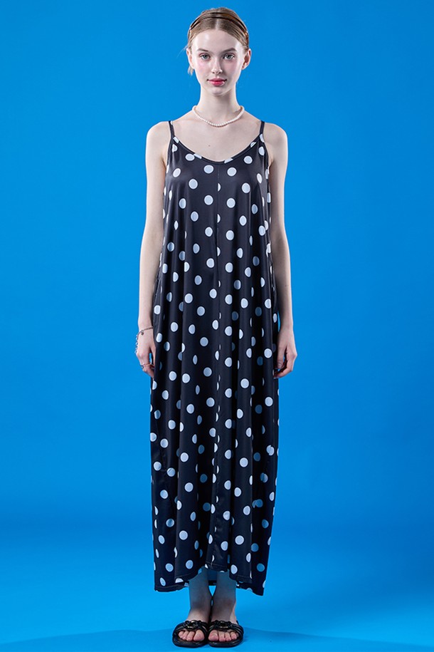 세련된 레이어드 스타일의 블랙 브이넥 도트 맥시 원피스입니다. 페미닌하고 시크한 무드를 연출하며, 여름철 일상에서 편안하게 착용하기 좋습니다. 시원한 민소매 디자인과 A라인 핏, 맥시 기장으로 여성스러운 실루엣을 완성해 줍니다.
