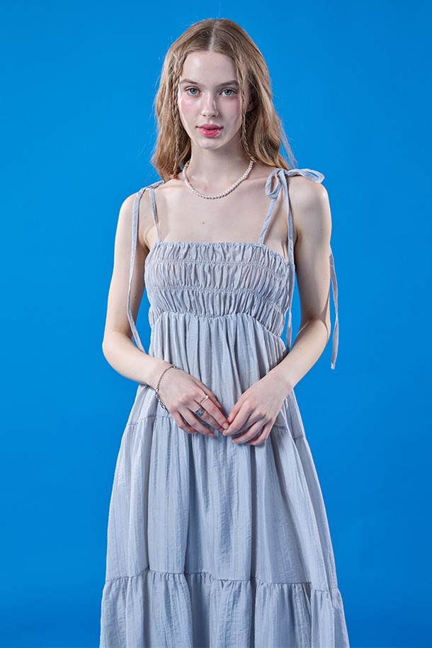 "데이지 바스락 리본 여름 프릴 레이어드 나시원피스 [GRAY] KCL"은 여성스러운 무드를 연출하는 여름 나시원피스입니다. 바스락거리는 촉감의 그레이 컬러 원단에 프릴과 레이어드 디자인이 더해져 로맨틱한 분위기를 자아냅니다. 스트랩 네크라인과 리본 디테일이 사랑스러운 포인트를 더해줍니다.
