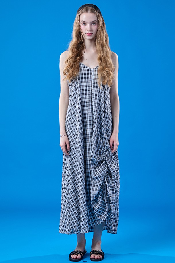 시원한 쿨링 소재의 블랙 체크 나시 원피스로 여름철 데일리 및 캐주얼룩을 완성해보세요. 브이넥 디자인과 루즈핏, 맥시 기장으로 편안하면서도 스타일리시하며, XKoLEAT 기술이 적용되어 냉감 및 속건 기능을 제공합니다. 스파게티 스트랩과 밑단 디테일이 돋보이며, 다양한 스타일로 레이어드하여 연출할 수 있습니다.
