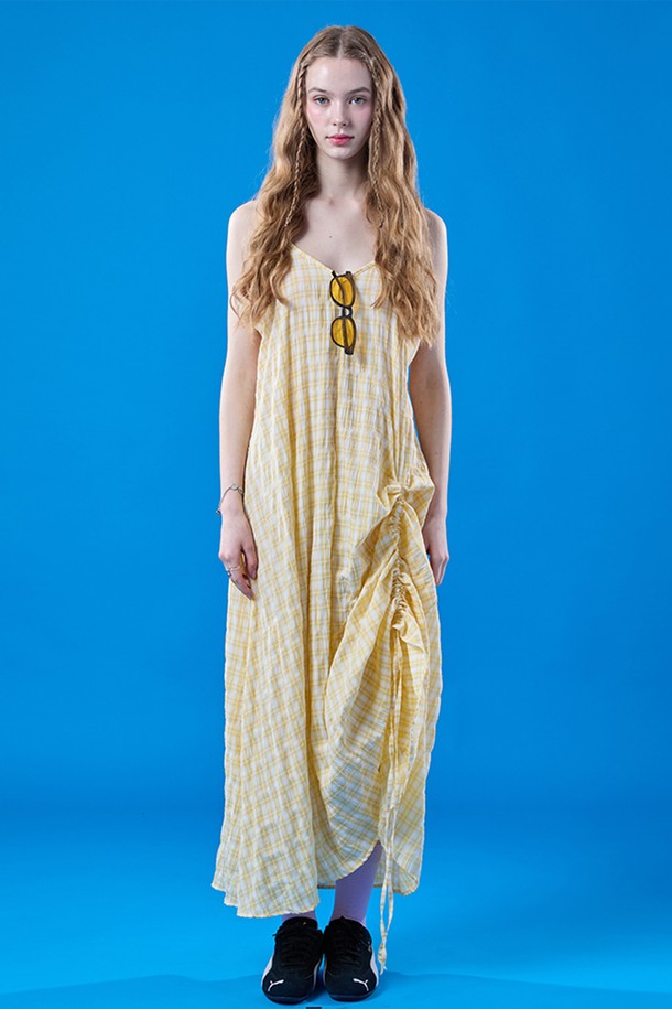 시원한 옐로우 컬러의 프레피 스타일 여름 맥시 체크 나시 원피스입니다. 얇고 통기성이 좋은 소재로 제작되어 쾌적한 착용감을 선사하며, 빠른 건조와 공기 순환 기능을 갖춰 여름철에도 시원하게 입을 수 있습니다. 끈나시 형태로 소녀스러운 매력을 더하며, 밑단 2way 연출이 가능하여 다양한 스타일을 연출할 수 있습니다.
