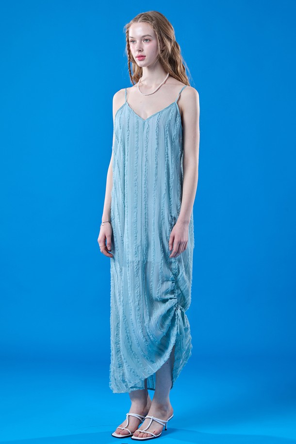 여름에 어울리는 민트 색상의 쉬폰 맥시 원피스로, 시원하고 통기성이 좋은 소재로 제작되었습니다. 브이넥 디자인과 프릴, 셔링, 플리츠 디테일이 더해져 페미닌한 무드를 연출하며, 얇고 부드러운 루즈핏으로 편안하게 착용할 수 있습니다. 냉감, 통기, 속건 기능까지 갖춘 민소매 나시 원피스입니다.
