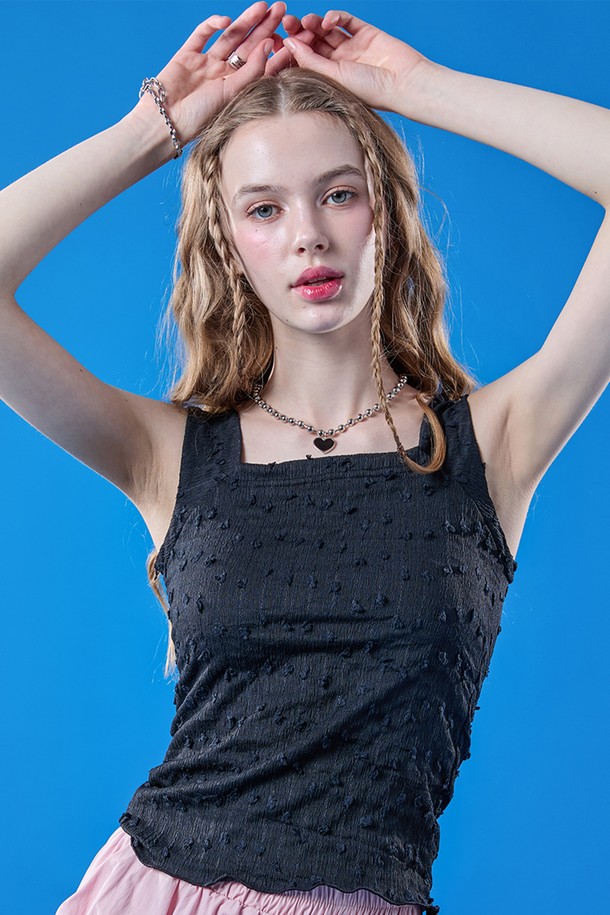 여름철 시원함을 선사하는 쿨링 이너 나시 마몽 송이 레이어드 티 [블랙]입니다. 부드러운 폴리에스테르 소재로 제작되어 얇고 가벼우며, 365 FAST DRY 기능으로 쾌적함을 유지합니다. 슬림핏 스퀘어넥 디자인에 민소매 기장으로, 베이직한 스타일을 연출하며, 속옷 비침과 브라끈 노출 걱정 없이 편안하게 착용 가능합니다.
