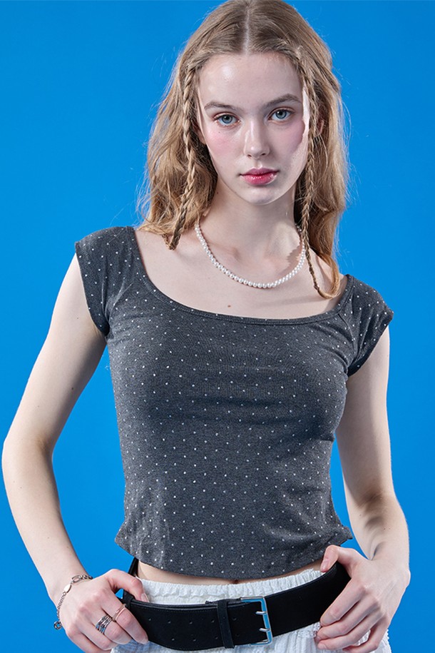 페미닌하고 시크한 무드의 여성용 크롭 반팔 티셔츠입니다. 스팽글과 큐빅 장식이 돋보이는 라운드넥 디자인으로, 슬림핏의 GRAY 컬러입니다. 여름 시즌, 일상에서 스타일리시하게 연출하기 좋은 Festival 테마 컬렉션 FREE 사이즈 이너입니다.
