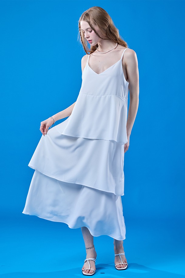 시원한 쿨링 효과의 캉캉 쉬폰 맥시 롱 나시원피스 [WHITE]입니다. 부드러운 촉감과 얇은 두께의 쉬폰 소재로 제작되어 여름철에도 시원하고 쾌적하게 착용 가능하며, XKoLEAT 기술과 365 FAST DRY 기능으로 땀 흡수 및 건조가 뛰어납니다. 우아하고 엘레강스한 무드의 루즈핏 디자인에 티어드 치마와 스파게티 스트랩, 브이넥 라인으로 여성스러움을 더하며, 레이어드 스타일링을 연출할 수 있습니다.
