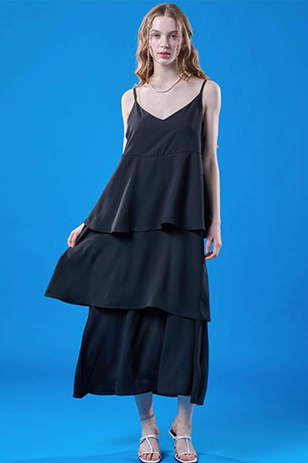 시원한 쿨링 냉장고 캉캉 쉬폰 맥시 롱 나시원피스 [BLACK]입니다. 부드러운 시폰 소재와 루즈핏으로 편안한 착용감을 선사하며, XKoLEAT 기술을 적용하여 통기성과 속건 기능을 갖춰 여름철에도 쾌적함을 유지합니다. 우아한 스퀘어넥에 레이어드 디자인, 스파게티 스트랩과 티어드 치마핏으로 페스티벌 룩부터 일상까지 다채롭게 연출할 수 있습니다.
