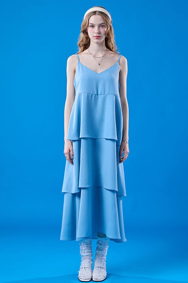 시원한 촉감의 쿨링 캉캉 쉬폰 맥시 롱 나시 원피스[BLUE]로 여름을 시원하고 우아하게 보내세요. 얇고 통기성이 좋은 시폰 소재에 냉감, 속건 기능이 더해져 일상, 여행, 휴가에서 쾌적함을 유지해주며, 루즈핏과 브이넥 디자인이 페미닌한 매력을 더합니다. 스파게티 스트랩과 레이어드 디자인, 그리고 365 FAST DRY 기능과 AIR CIRCULATION 양방향 통기성으로 편안함까지 갖춘 맥시 원피스입니다.
