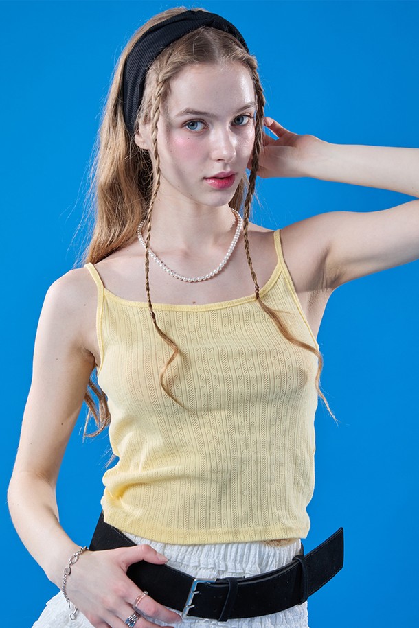 키치한 매력의 라임 옐로우 색상 펀칭 끈나시입니다. 미니 기장의 레이어드 스타일로 걸리시한 무드를 연출하며, 체크 패턴과 스트랩 네크라인이 특징입니다. 프리사이즈로 여름철 일상이나 휴가에 포인트 아이템으로 활용하기 좋습니다.
