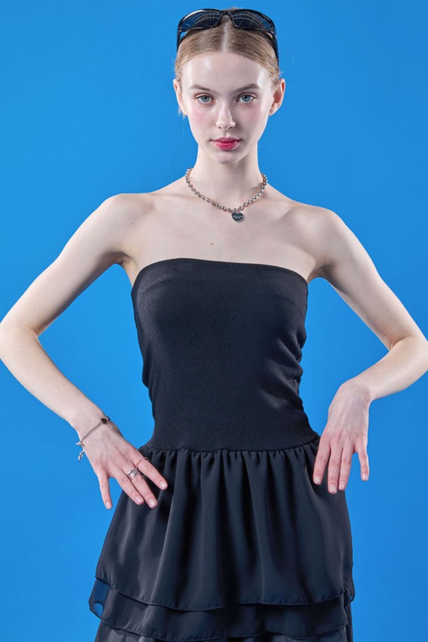 여성용 블랙 색상의 미디 오프숄더 탱크탑입니다. 얇은 두께의 무지 패턴으로 여름철 일상복으로 적합하며, 레이어드 스타일의 이너 탑으로 활용하기 좋습니다. 페미닌하고 베이직한 스타일을 연출할 수 있는 레귤러핏 민소매 디자인입니다.
