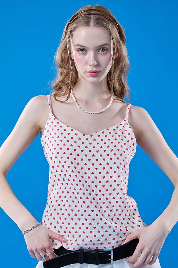 러블리한 하트 패턴이 돋보이는 아이보리 컬러의 크롭 뷔스티에 끈나시입니다. 소녀스러운 무드를 연출하며, 여름철 데일리룩이나 페스티벌 룩에 활용하기 좋습니다. 스퀘어넥 디자인으로 포인트를 더했습니다.
