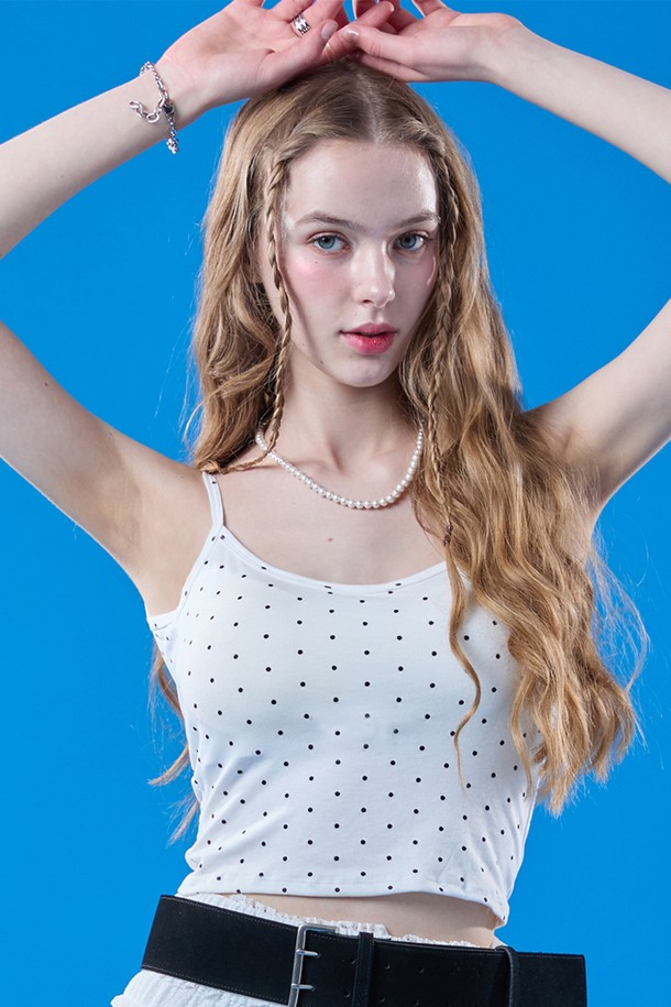 화이트 색상의 멜빈 내장브라탑 크롭 도트 탱크탑 나시입니다. 페미닌한 무드의 도트 패턴이 돋보이며, 스퀘어넥 디자인으로 제작되었습니다. 여름철 일상복으로 적합하며, 얇은 두께와 민소매 디자인으로 시원하게 착용할 수 있습니다.
