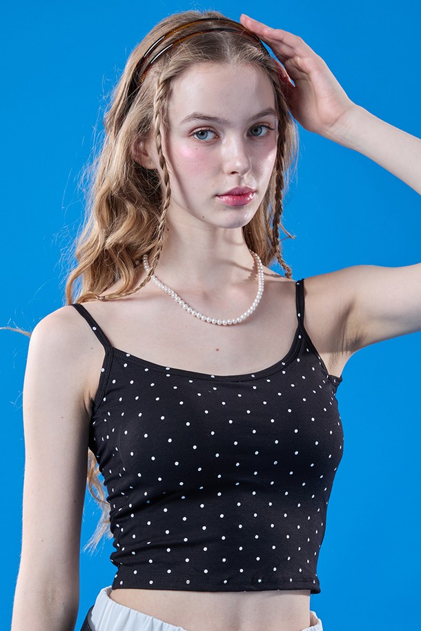 멜빈 내장브라탑 크롭 도트 탱크탑 나시 [BLACK] 이너는 여성의 캐주얼 스타일을 위한 여름철 필수 아이템입니다. 블랙 컬러에 민소매, 스퀘어넥 디자인으로 시원하고 세련된 느낌을 주며, 크롭 기장과 도트 패턴이 트렌디함을 더합니다. 얇은 두께감으로 편안하게 착용 가능하며, 이너웨어 겸용 브라탑으로 실용성을 높였습니다.
