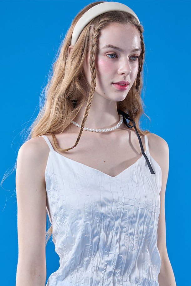 시원한 여름을 위한 필수템, 쉬폰 쿨링 이너 브이넥 마몽 뷔스티에 끈나시 [WHITE]입니다. 얇고 부드러운 쉬폰 소재와 플리츠 디테일이 여성스러운 실루엣을 연출하며, 냉감, 속건, 통기 기능으로 쾌적한 착용감을 선사합니다. 투웨이 에어서큘레이션 시스템과 경량 디자인으로 가볍고 시원하게 즐길 수 있는 여름철 잇 item입니다.
