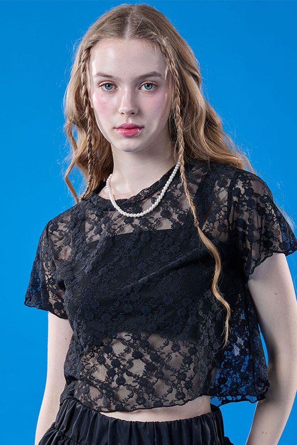 여성스러운 페미닌 무드와 시크한 매력을 동시에 연출하는 레이어드 플라워 시스루 크롭 반팔 티셔츠입니다. 블랙 컬러에 플라워 레이스 패턴이 돋보이며, 시스루 디자인으로 은은한 섹시함을 더했습니다. 얇은 두께감의 여름용 반팔 티셔츠로, FREE 사이즈이며 일상에서 페스티벌까지 폭넓게 활용할 수 있습니다.
