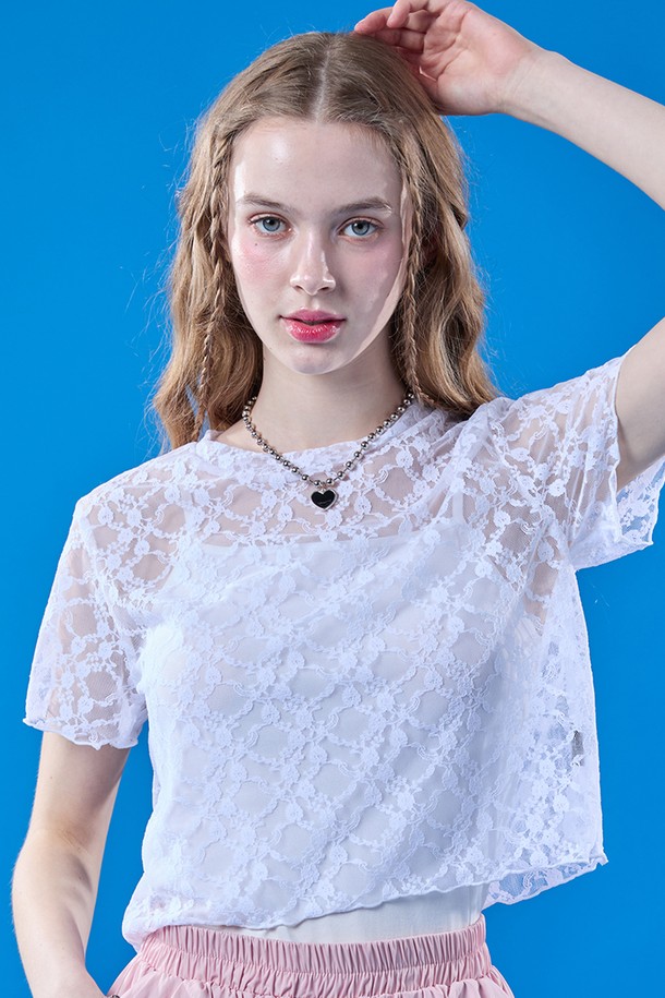 여성스러운 무드를 연출하는 레이어드 플라워 시스루 크롭 반팔 티셔츠입니다. 부드러운 촉감의 레이스 소재와 플라워 패턴, 시스루 디자인이 특징이며, 여름철 데일리 룩에 포인트를 더해줍니다. 라운드넥과 레귤러핏으로 편안하게 착용 가능하며, 크롭 기장으로 다리가 길어 보이는 효과를 줍니다.
