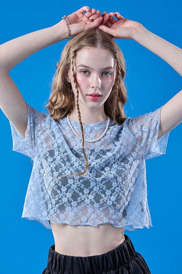 페미닌한 무드의 레이어드 플라워 시스루 크롭 반팔티 [BLUE]는 여름철 일상에서 여성스러움을 돋보이게 해줍니다. 블루 컬러의 플라워 패턴과 시스루 디자인이 특징이며, 얇은 레이스 소재로 제작되어 시원하게 착용 가능합니다. 레귤러핏의 크롭 기장으로, 라운드넥 디자인이 돋보이는 페스티벌 컬렉션 라인의 반팔 티셔츠입니다.
