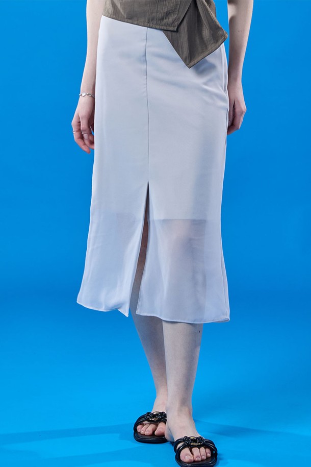 아이보리 색상의 시스루 쉬폰 소재로 제작된 롱스커트입니다. 얇고 부드러운 촉감과 트임 디테일, A라인 핏이 특징이며, 쿨링, 속건, 통기성 기능으로 여름에도 시원하고 쾌적하게 착용할 수 있습니다. 페미닌하고 캐주얼한 스타일 연출이 가능하며, 레이어드 스타일과 체크 패턴이 돋보이는 아이템으로 일상 및 여행, 페스티벌 등 다양한 용도로 활용하기 좋습니다.
