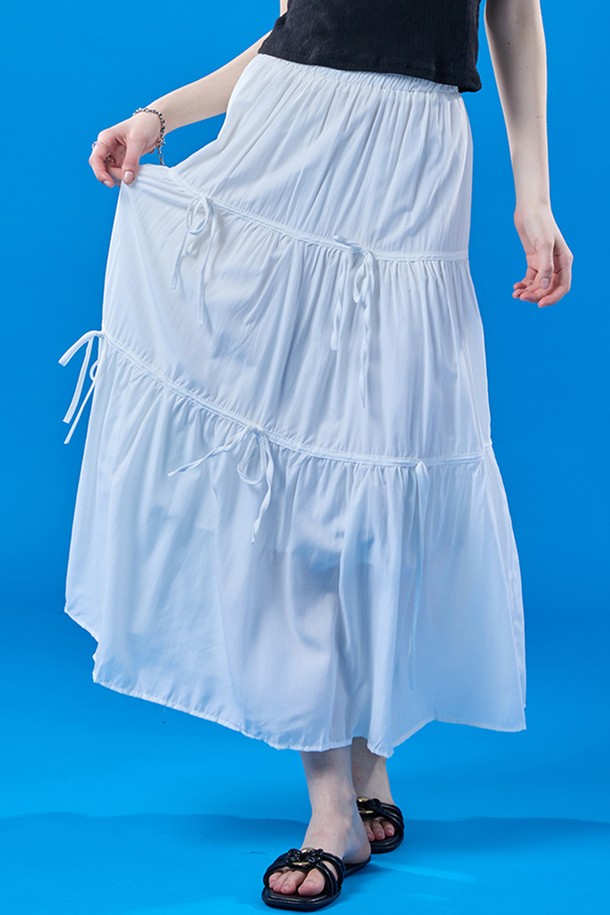 시원한 쿨링 기능과 속건, 통기성을 갖춘 KCL의 [WHITE] 롱스커트입니다. 밴딩 허리와 리본 디테일이 여성스러운 실루엣을 완성하며, 마몽 주름 플레어 디자인으로 다리가 길어 보이는 효과를 줍니다. XKoLEAT 기술이 적용되어 여름에도 쾌적하게 착용 가능한 캐주얼 롱스커트입니다.
