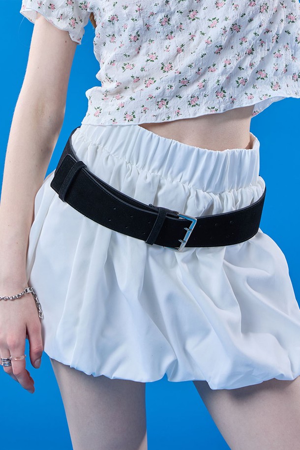 시원한 착용감의 벌룬 쿨링 바스락 레이어드 미니스커트 [WHITE] KCL입니다. 얇고 부드러운 나일론 소재로 제작되어 쿨링 기능과 속건 기능, 뛰어난 통기성을 자랑하며, 여름철에도 쾌적하게 착용할 수 있습니다. 캐주얼한 무드의 와이드핏 벌룬 스타일 미니스커트로, 바스락거리는 소재감이 돋보여 시원하고 경쾌한 스타일을 연출합니다.
