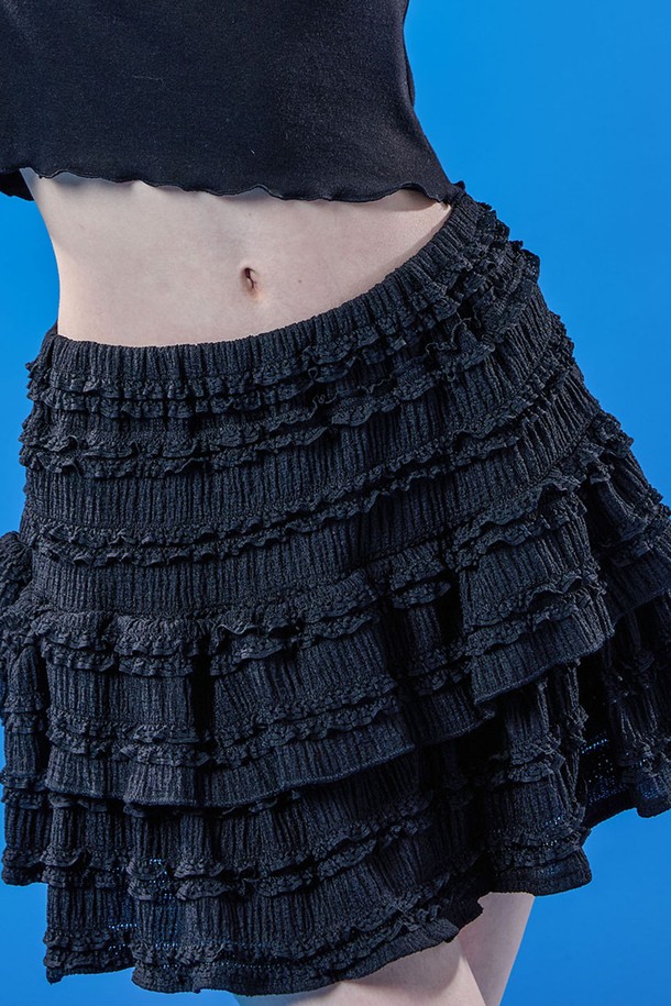 블랙 컬러의 쿨링 레이스 쉬폰 프릴 캉캉 미니스커트 KCL입니다. 시원한 쿨링 소재와 부드러운 촉감의 쉬폰과 레이스 소재로 제작되었으며, 프릴 디테일과 티어드 디자인이 여성스러운 무드를 연출합니다. 캉캉 스타일의 미니스커트로, 여름철 일상에서 화려한 스타일을 완성해보세요.
