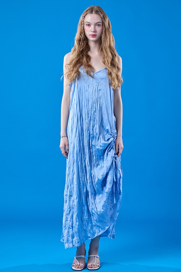 여름에 어울리는 시원한 블루 컬러 롱 원피스로, 쉬폰 소재와 체크 패턴이 특징입니다. 레이어드 스타일링이 가능하며, 스퀘어넥 디자인과 셔링 스트랩, 민소매로 캐주얼한 무드를 연출합니다. 냉감, 속건, 통기 기능과 함께 반다나, 선글라스 액세서리가 포함되어 페스티벌이나 휴가지에서 활용하기 좋습니다.
