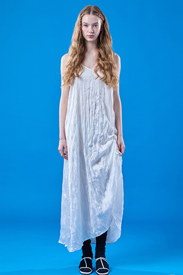여름에 어울리는 시원한 시폰 소재의 화이트 롱 원피스입니다. 셔링 디테일과 스트랩 디자인이 돋보이며, 레이어드 스타일로 우아하고 페미닌한 무드를 연출합니다. 냉감 기능이 있어 시원하게 착용 가능하며, 루즈핏으로 편안함을 더했습니다.

