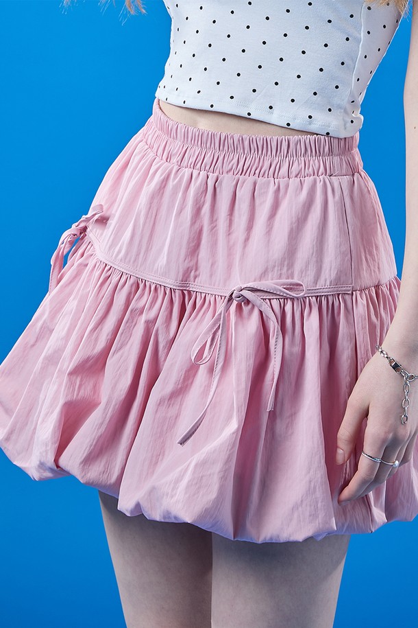사랑스러운 핑크 컬러의 벌룬 리본 플레어 밴딩 미니스커트 치마바지입니다. 페미닌한 무드를 연출하기 좋으며, 봄, 여름 시즌에 시원하게 착용할 수 있습니다. 허리 밴딩으로 편안한 착용감을 제공하며, 치마바지 디자인으로 활동성을 높였습니다. 데이트룩, 카페룩, 쇼핑룩 등 다양한 TPO에 로맨틱, 걸리시, 미니멀한 스타일로 연출해 보세요. 무지 패턴에 리본 디테일이 더해져 여성스러운 분위기를 더합니다.
