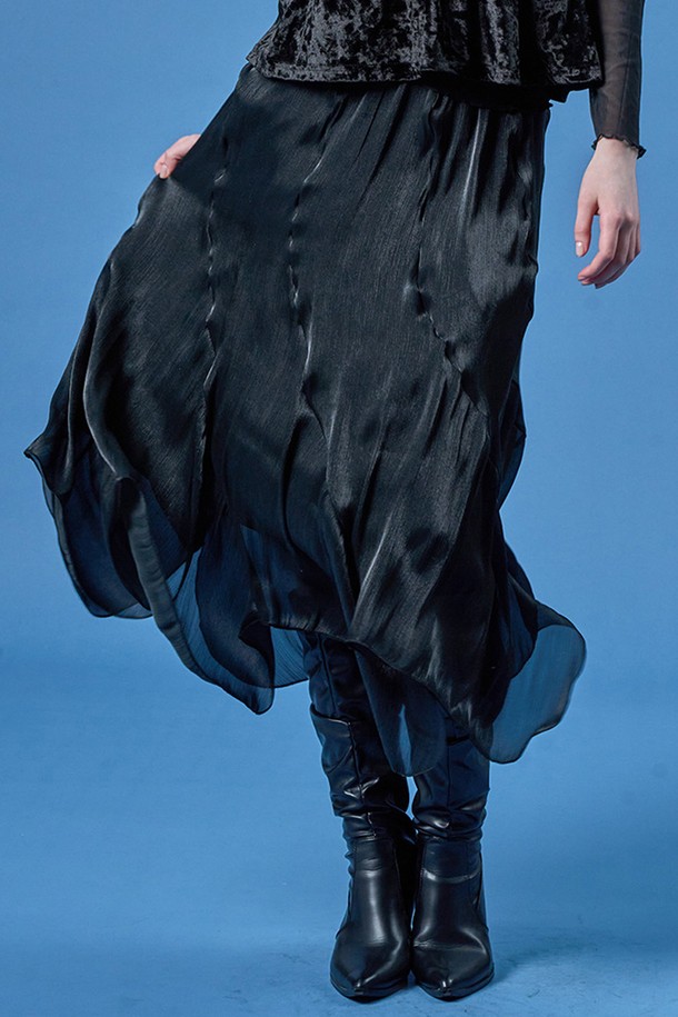 **쉬폰 플레어 언발란스 롱스커트 [블랙]**는 부드러운 쉬폰 소재로 제작되어 우아하고 페미닌한 분위기를 연출하는 여성 플레어 롱스커트입니다. 블랙 컬러에 플라워 또는 도트 패턴이 더해져 데일리룩에 포인트를 더하며, 언밸런스 디자인과 플레어핏으로 다리 라인을 더욱 돋보이게 합니다. 특히, 퍼프 디테일과 레이스 장식이 로맨틱하고 클래식한 스타일을 완성하여 데이트룩, 모임룩, 카페룩 등 다양한 TPO에 활용하기 좋습니다. 얇은 두께감으로 봄 시즌에 가볍게 착용 가능하며, 미니멀한 스타일에 포인트를 더하고 싶은 분들께 추천합니다.
