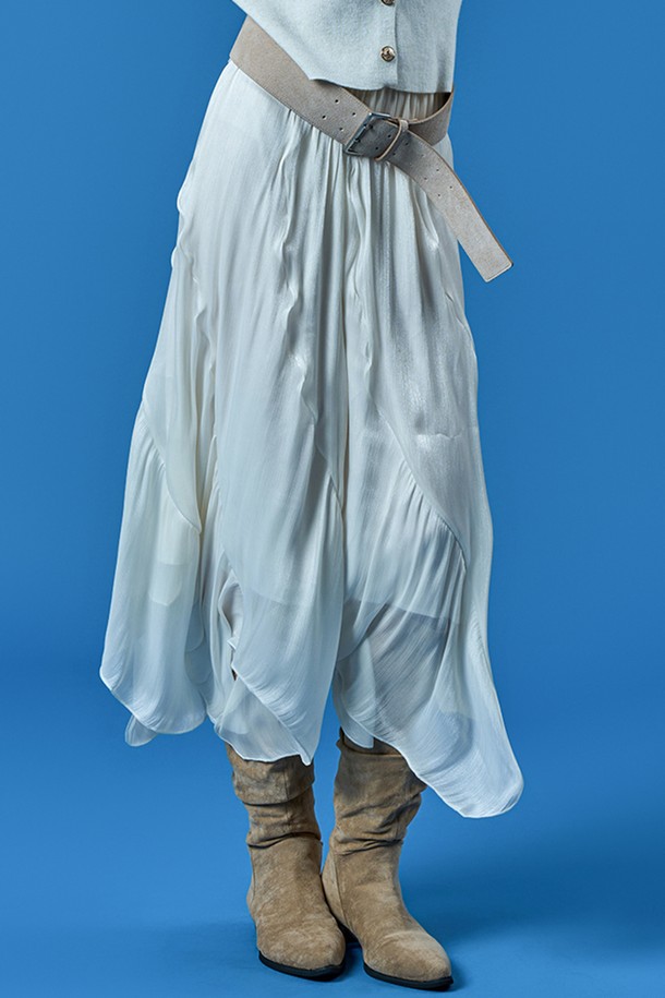 아이보리 컬러의 쉬폰 플레어 언발란스 롱스커트입니다. 봄 시즌, 데이트룩, 카페룩, 봄 소풍룩에 잘 어울리는 여성 의류입니다. 부드러운 쉬폰 소재로 제작되어 우아하고 페미닌한 무드를 연출합니다. 플레어핏과 언밸런스 디자인이 특징이며, 플라워 또는 도트 패턴으로 여성스러운 포인트를 더합니다. 프릴, 퍼프, 레이스 디테일이 더해져 로맨틱, 클래식, 미니멀 스타일을 완성합니다.
