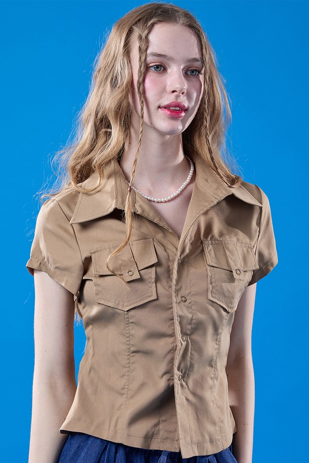 여름 시티 사파리 컬렉션의 베이지색 크롭 슬림핏 반팔 셔츠입니다. 캐주얼한 스타일의 이 셔츠는 얇은 두께감과 반소매 기장으로 시원하게 착용할 수 있으며, 카라 디자인과 사파리 스타일 디테일이 특징입니다. 무지 디자인으로 어떤 하의와도 쉽게 매치하여 일상룩을 연출할 수 있습니다.
