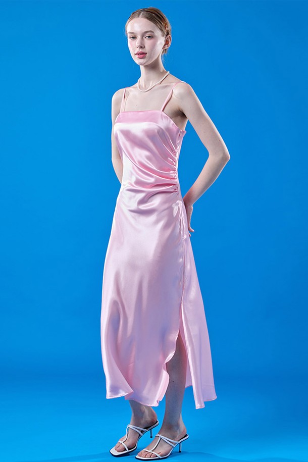 여름 셔링 맥시 슬림 실크 나시원피스 [PINK] 레이어드원피스 ver.는 우아하고 페미닌한 무드의 여성용 맥시원피스입니다. 부드러운 실크 소재로 제작되어 얇고 시원한 착용감을 선사하며, 슬림핏 라인이 여성스러운 실루엣을 연출합니다. 핑크 컬러의 무지 디자인에 셔링 디테일이 더해져 세련된 느낌을 주며, 스퀘어넥과 민소매 디자인으로 시원함을 더했습니다. 데이트룩, 휴가룩, 리조트룩 등 다양한 TPO에 활용 가능하며, 클래식, 로맨틱, 미니멀 스타일을 즐기는 분들께 추천합니다. 레이어드 스타일링으로 더욱 다채로운 연출이 가능합니다.
