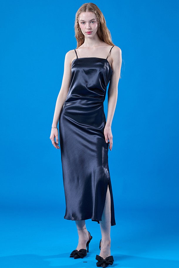 여름 셔링 맥시 슬림 실크 나시원피스 [BLACK] 레이어드원피스 버전을 소개합니다. 부드러운 실크 소재로 제작되어 은은한 광택이 도는 우아한 분위기를 연출합니다. 슬림핏으로 다리가 길어 보이는 효과를 주며, 스퀘어넥 디자인과 셔링 디테일이 여성스러운 매력을 더합니다. 데이트룩, 휴가룩, 여행룩 등 다양한 TPO에 활용 가능하며, 미니멀하고 클래식한 스타일을 완성합니다. 레이어드 스타일로 더욱 세련된 연출이 가능한 블랙 컬러의 맥시 기장 나시원피스입니다.
