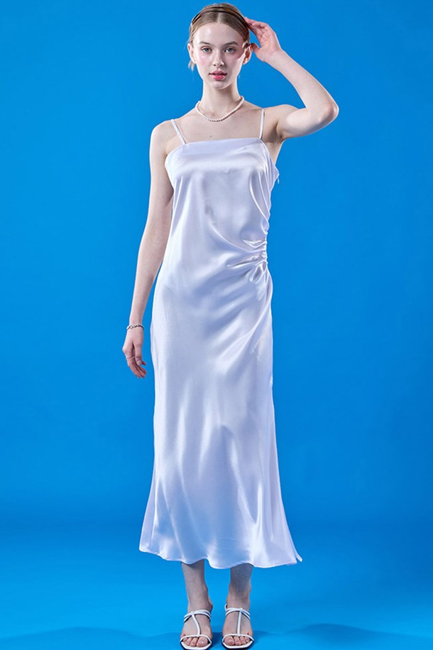 아이보리 컬러의 여름 셔링 맥시 슬림 실크 나시원피스입니다. 부드러운 실크 소재에 셔링 디테일을 더해 페미닌한 무드를 연출하며, 레이어드 스타일로 다양한 연출이 가능합니다. 휴가룩, 리조트룩, 여름 바캉스룩에 어울리는 아이템으로, 클래식, 로맨틱, 리조트 스타일을 즐기는 여성분들께 추천합니다. 민소매 디자인과 슬림핏으로 시원하고 여성스러운 실루엣을 강조하며, 페스티벌 룩으로도 활용하기 좋습니다. 체크 패턴이 은은하게 들어가 세련된 포인트를 더합니다.
