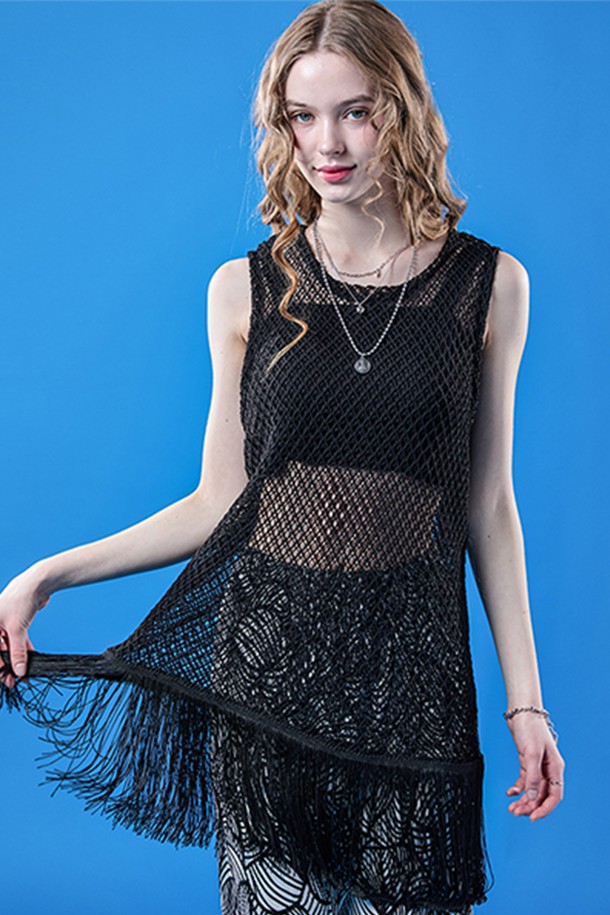 블랙 컬러의 레이어드 네트 시스루 워터밤 루즈핏 나시입니다. 시스루 소재와 네트 디테일, 프린지 디자인으로 여성스러운 페미닌 무드와 시크한 스타일을 동시에 연출합니다. 민소매 디자인과 루즈핏으로 편안하게 착용할 수 있으며, 얇은 두께감으로 시원한 여름을 위한 아이템입니다. 휴가룩, 페스티벌 룩으로 활용하여 개성 있는 스타일을 완성해보세요. 라운드넥으로 어떤 하의에도 잘 어울리는 활용도 높은 나시입니다.
