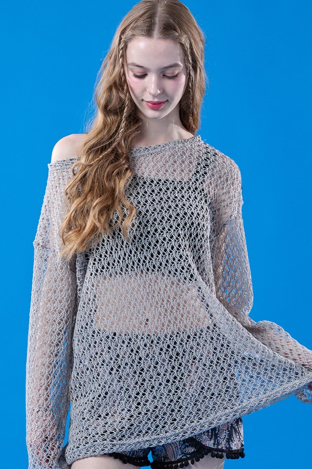 자외선 차단 시스루 네트 워터밤 긴팔티 [그레이] 레이어드티 ver.는 여름철 여성의 페미닌한 스타일을 완성해 줄 아이템입니다. 얇은 두께의 레귤러핏 긴소매 티셔츠로, 시스루 네트 디자인이 특징이며, 라운드넥으로 디자인되었습니다. 일상, 휴가, 바캉스, 리조트 등 다양한 TPO에 어울리며 미니멀, 로맨틱, 리조트 스타일을 연출하기 좋습니다. 자외선 차단 기능을 갖춰 여름철에도 안심하고 착용할 수 있으며, 레이어드 스타일링을 통해 다채로운 연출이 가능합니다.
