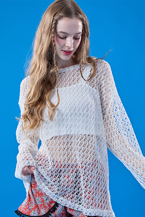 자외선 차단 시스루 네트 워터밤 긴팔티 [화이트]는 여성스러운 매력을 강조하는 페미닌 스타일의 티셔츠입니다. 얇은 두께감의 시스루 네트 소재로 제작되어, 여름철에도 시원하게 착용 가능하며, 긴 소매 기장으로 자외선으로부터 피부를 보호합니다. 레귤러핏으로 편안한 착용감을 선사하며, 라운드넥 디자인으로 깔끔한 느낌을 줍니다. 휴가룩, 리조트룩, 바캉스룩 등 다양한 TPO에 활용하기 좋으며, 로맨틱, 리조트, 미니멀 무드를 연출할 수 있습니다.
