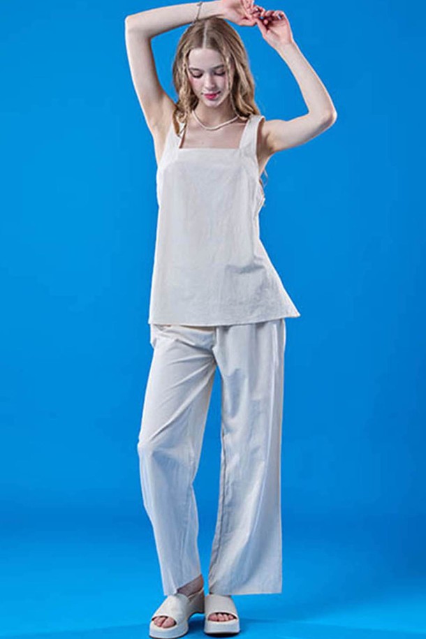 여름 에어리 코튼 오버핏 나시 와이드팬츠 세트 [아이보리] KCL은 시원하고 편안한 여름 스타일을 완성해 줄 여성 의류 세트입니다. 가볍고 통기성이 좋은 코튼 소재로 제작되어 에어리한 촉감을 선사하며, 오버핏 나시 상의와 와이드 팬츠의 조화가 시크하면서도 페미닌한 무드를 연출합니다. 아이보리 컬러는 어떤 스타일에도 잘 어울려, 휴가룩, 리조트룩, 여름 바캉스룩 등 다양한 TPO에 활용하기 좋습니다. 미니멀하고 세련된 디자인으로, 편안함과 스타일을 동시에 잡을 수 있는 아이템입니다. 민소매 디자인으로 시원하게 착용 가능하며, 얇은 두께감으로 한여름에도 부담 없이 즐길 수 있습니다.
