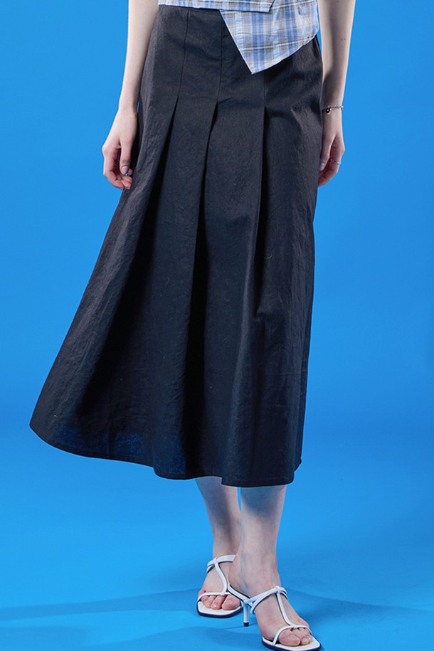 **린넨 플리츠 롱스커트 [BLACK] 여름 롱치마 ver.**

여름 시즌을 위한 블랙 컬러의 린넨 플리츠 롱스커트입니다. 페미닌한 스타일을 연출하며, 린넨 소재 특유의 시원하고 쾌적한 착용감을 선사합니다. 롱 기장의 플리츠 디자인으로, 데이트룩, 카페룩, 모임룩 등 다양한 TPO에 활용하기 좋습니다. 미니멀, 클래식, 로맨틱 스타일을 즐겨 입는 여성분들께 추천합니다. 하늘거리는 플리츠 디테일이 돋보이는 레귤러핏 롱스커트입니다.
