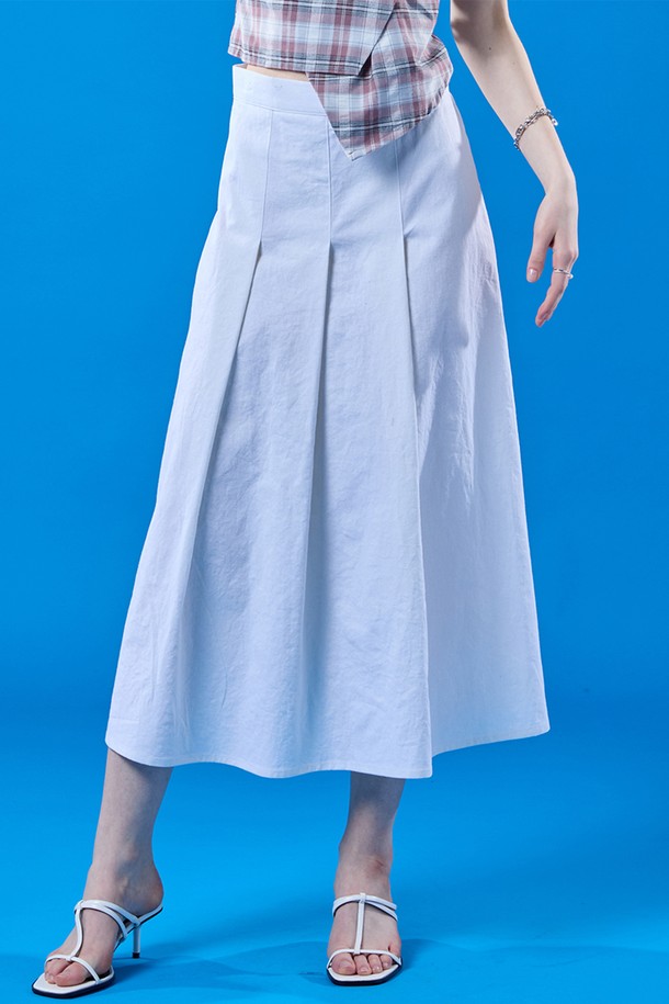 여름을 위한 린넨 플리츠 롱스커트 [WHITE]입니다. 시원한 린넨 소재와 얇은 두께감으로 여름철에도 쾌적하게 착용 가능합니다. 플리츠 디테일이 더해져 페미닌한 무드를 연출하며, 롱 기장으로 다리 라인을 자연스럽게 커버해 줍니다. 데이트룩이나 바캉스룩에 미니멀, 클래식, 로맨틱한 스타일로 매치하여 세련된 룩을 완성해 보세요. 뻣뻣한 촉감이지만 플리츠 디자인으로 활동성을 더했습니다.
