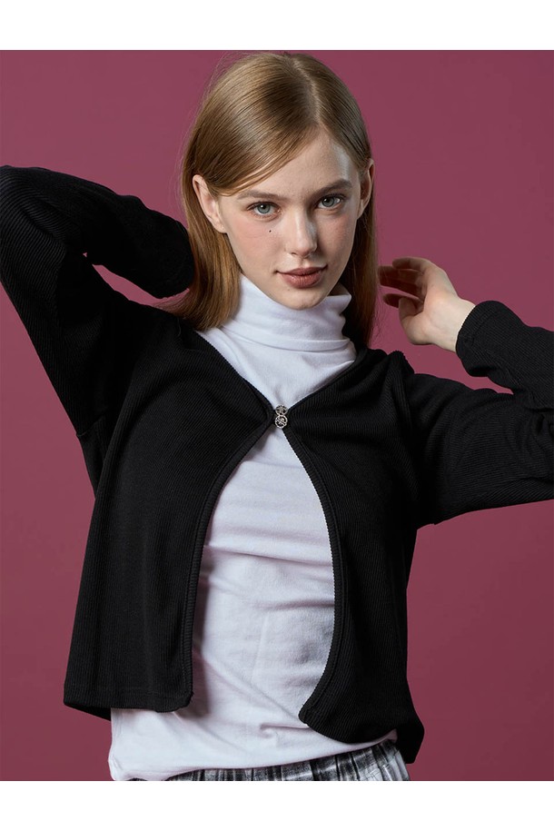 WOMEN 시크 니트 투버튼 레이어드 가디건 [BLACK]은 여성용 상의 니트/스웨터 카테고리에 속하는 가을/겨울 시즌 의류입니다. 부드러운 니트 소재의 레귤러핏 가디건으로, 라운드넥에 긴 소매, 중간 두께감으로 제작되었습니다. 시크하고 베이직한 스타일을 연출하며, 레이어드 디자인과 투버튼 여밈 방식이 특징입니다. 일상, 오피스룩, 모임룩 등 다양한 TPO에 활용하기 좋은 블랙 컬러의 아이템입니다.
