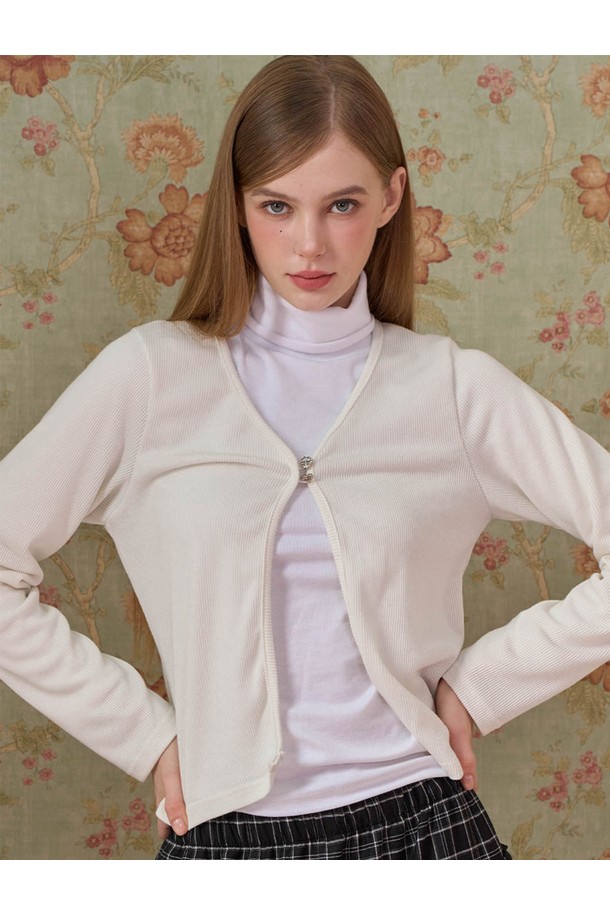 세련된 스타일을 연출하는 WOMEN 시크 니트 투버튼 레이어드 가디건 [IVORY]입니다. 부드러운 촉감의 니트 소재로 제작되어 봄, 가을 시즌에 적합하며, 레귤러핏으로 편안하게 착용할 수 있습니다. 라운드 넥 디자인에 얇은 두께감으로 간절기 레이어드룩을 연출하기 좋으며, 투버튼 디테일이 시크한 매력을 더합니다. 아이보리 컬러의 무지 디자인으로 어떤 스타일에도 쉽게 매치하여 미니멀하고 세련된 분위기를 완성해보세요.
