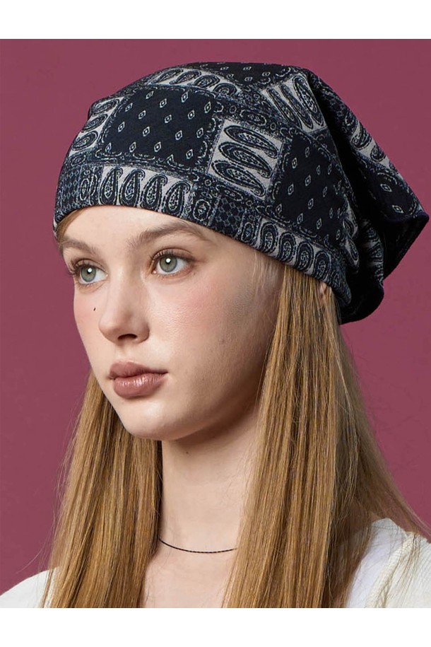 가을, 겨울 당신의 스타일을 완성할 도톰 자외선차단 반다나 보헤미안 헤어두건 손수건 [BLACK]입니다. 에스닉, 캐주얼, 레트로 스타일을 아우르는 디자인으로, 가을 나들이룩, 여행룩, 산책룩에 포인트 아이템으로 활용하기 좋습니다. 자외선 차단 기능과 두꺼운 두께감으로 따뜻함과 스타일을 동시에 잡았습니다. 여성 고객을 위한 블랙 컬러의 헤어두건으로, 보헤미안 무드의 패턴이 돋보입니다. 헤어두건과 손수건으로 활용 가능한 실용적인 아이템입니다.
