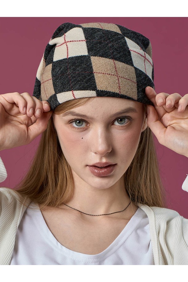 아가일 니트 자외선차단 반다나 헤어두건 손수건 [Black_beige] 가을 겨울 ver.입니다. 블랙과 베이지 두 가지 색상으로 출시되었으며, 가을, 겨울 계절에 따뜻함과 스타일을 더해줍니다. 촘촘한 니트 소재로 제작되어 부드러운 착용감을 선사하며, 아가일 패턴이 클래식하고 세련된 분위기를 연출합니다. 헤어두건과 손수건으로 활용 가능하며, 자외선 차단 기능이 있어 야외 활동 시에도 유용합니다. 캐주얼, 클래식, 미니멀 스타일 모두에 잘 어울려 다양한 룩을 연출할 수 있습니다.
