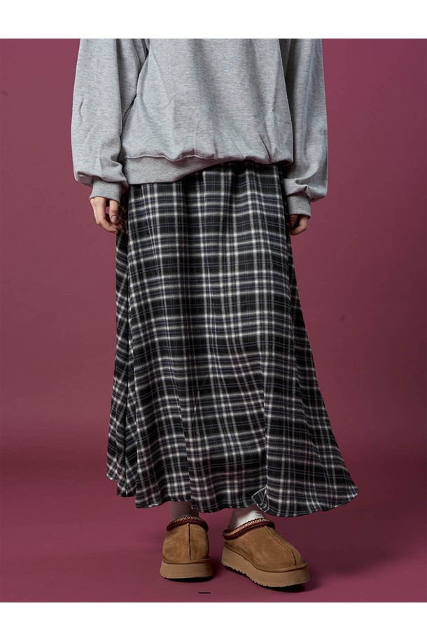 클래식한 매력을 선사하는 기모 도톰 체크 밴딩 롱스커트 [BLACK] 가을 겨울 ver.입니다. 부드러운 촉감의 기모 안감과 도톰한 두께감으로 겨울철에도 따뜻하게 착용 가능합니다. A라인 핏과 체크 패턴, 블랙 컬러가 어우러져 클래식하고 미니멀한 스타일을 연출합니다. 허리 밴딩 디자인으로 편안한 착용감을 제공하며, 겨울 데일리룩, 출근룩, 모임룩 등 다양한 TPO에 활용하기 좋습니다. 루즈핏으로 편안함을 더했으며, 스타일리시한 겨울 패션을 완성해 보세요.
