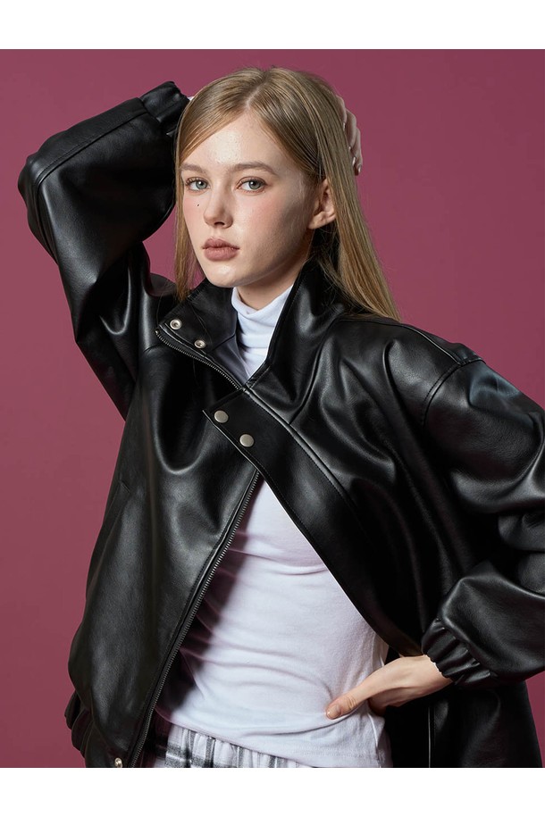 WOMEN 오버핏 빈티지 블루종 항공 점퍼 가죽 재킷 [BLACK]은 여성 고객을 위한 캐주얼 및 스트릿 스타일의 아우터입니다. 봄, 가을에 착용하기 적합하며, 오버핏 디자인으로 편안한 착용감을 선사합니다. 블랙 컬러의 무지 디자인에 인조가죽 소재와 두꺼운 두께감으로 제작되어 빈티지한 느낌을 더했습니다. 긴 소매와 집업 여밈 방식, 항공 점퍼 스타일로 실용성을 높인 제품입니다.
