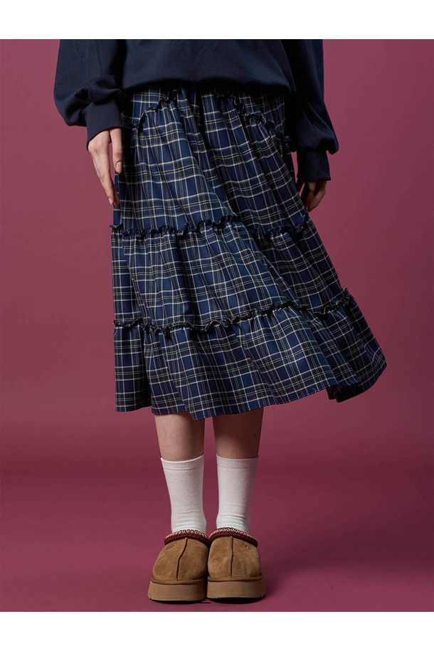 네이비 블루 컬러의 기모 도톰 체크 레이스 미디 플레어 롱스커트입니다. 가을, 겨울 시즌에 어울리는 따뜻한 기모 소재와 도톰한 두께감으로 포근한 착용감을 선사합니다. 클래식한 무드의 체크 패턴과 레이스 디테일이 여성스러운 분위기를 더하며, 플레어핏으로 다리 라인을 더욱 아름답게 연출합니다. 데이트룩, 오피스룩, 겨울 데일리룩 등 다양한 TPO에 활용 가능하며 미니멀한 스타일을 연출하기 좋습니다.
