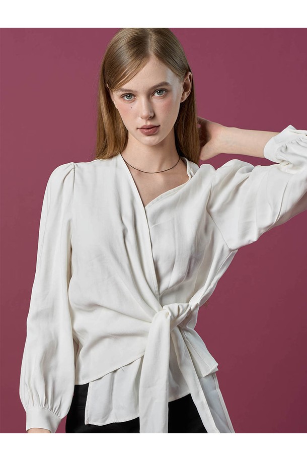 세련된 여성미를 돋보이게 해줄 WOMEN 미디 크롭 랩 허리 스트랩 슬림 긴팔 셔츠 [WHITE] 블라우스입니다. 우아하고 미니멀한 스타일을 추구하는 당신을 위해 디자인되었으며, 봄, 가을 시즌에 활용하기 좋습니다. 슬림핏으로 여성스러운 실루엣을 강조하며, 랩 디자인과 허리 스트랩 디테일이 특징입니다. 데이트룩, 카페룩, 모임룩 등 다양한 TPO에 맞춰 미니멀, 클래식, 로맨틱 무드를 연출해보세요. 화이트 컬러의 긴소매 블라우스로 어떤 하의와도 쉽게 매치하여 세련된 스타일링을 완성할 수 있습니다.
