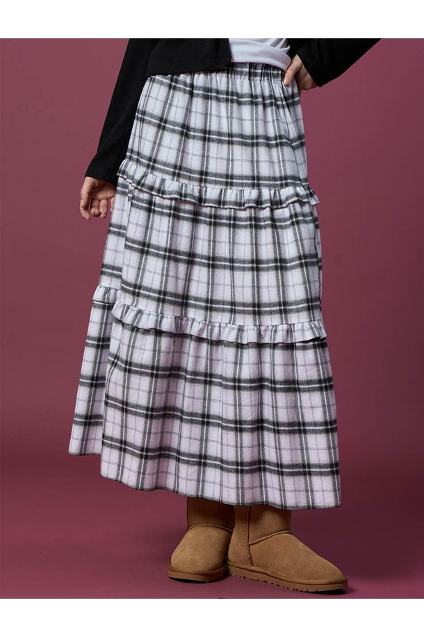 따뜻하고 포근한 기모 안감의 캉캉 체크 플레어 밴딩 롱 스커트 [WHITE] 가을/겨울 ver. 입니다. 부드러운 촉감과 도톰한 두께감으로 겨울에도 따뜻하게 착용 가능합니다. 허리 밴딩 디자인으로 편안한 착용감을 선사하며, 플레어 라인과 캉캉 디테일이 여성스러운 실루엣을 연출합니다. 캐주얼, 클래식, 미니멀 스타일 모두 소화 가능하며, 겨울 데일리룩, 동네 마실룩, 쇼핑룩 등 다양한 TPO에 활용할 수 있습니다. 화이트 컬러의 체크 패턴으로 어떤 상의와도 잘 어울려 활용도가 높습니다.
